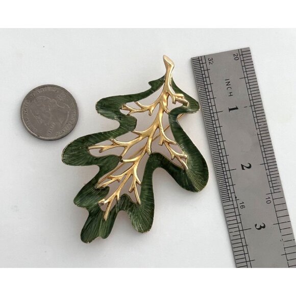 Vintage Sarah Coventry Oak Leaf Brooch Pin Gold Tone Green Enamel Nature - Picture 2 of 4